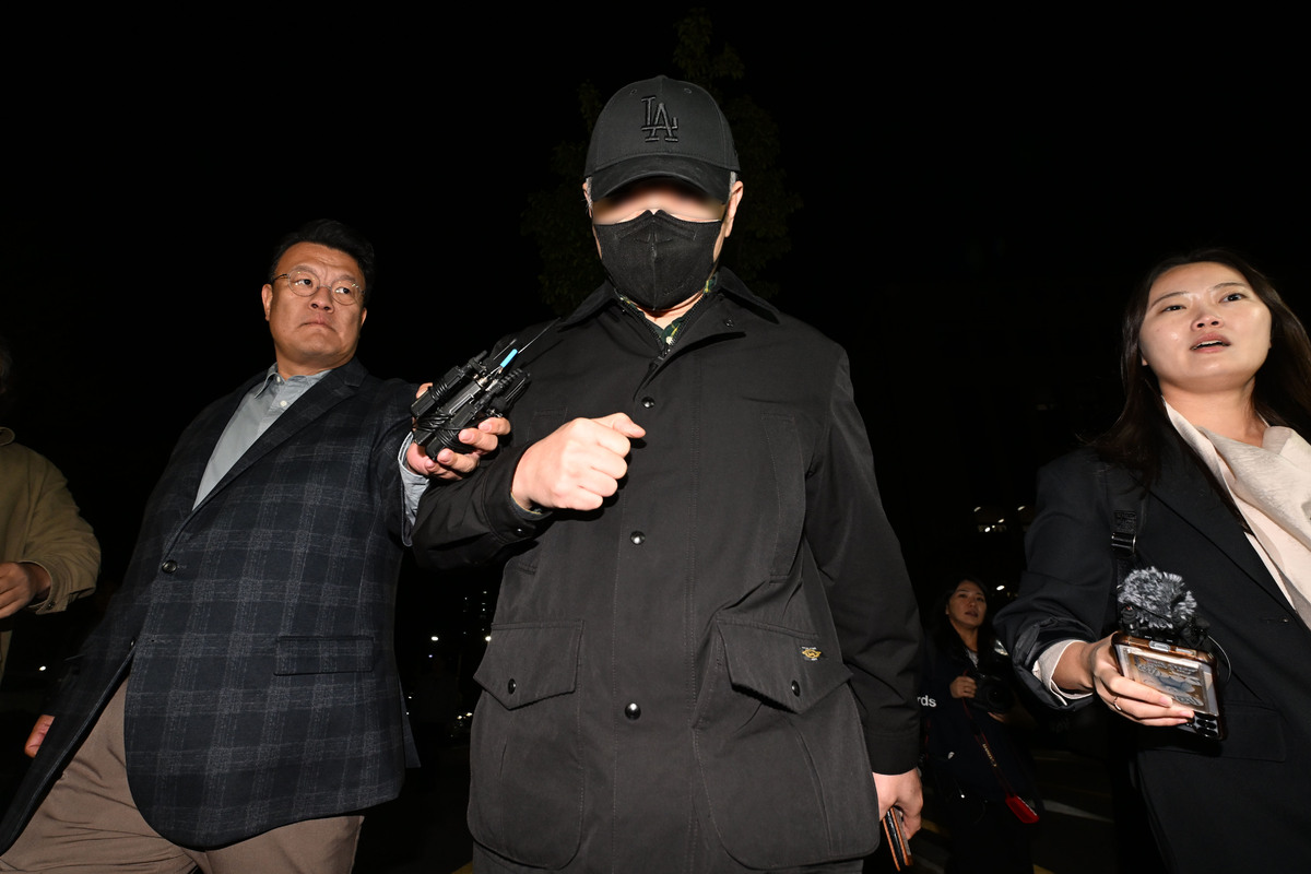 ‘여고생 살해범’&nbsp;장윤기의 부친 장 모 경감이 28일 오후 전남광주 동구 광주지법에서 증인 신문을 마친 뒤 법원을 빠져나가고 있다. 사진=뉴시스
