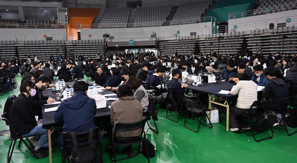 28일 오전 서울 송파구 올림픽공원 핸드볼경기장 앞에서 열린 선관위 특검 올림픽공원 현장 검증에서 관계자들이 현장 검증을 준비하고 있다. 사진=뉴시스