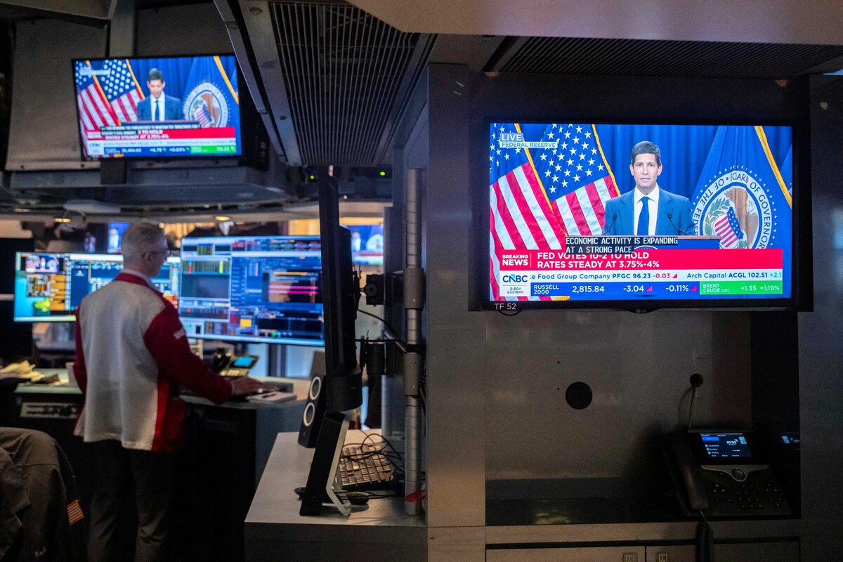 8일(현지 시간) 미국 뉴욕증권거래소(NYSE) 거래장 내 스크린에 케빈 워시 연방준비제도(Fed·연준) 의장의 기자회견 모습이 나오고 있다. 뉴시스