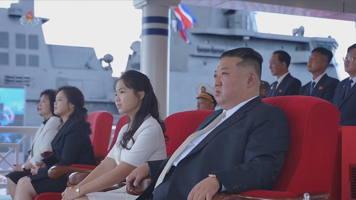 조선중앙TV는 김정은 북한 국무위원장이 부인 리설주 여사,&nbsp;딸 김주애와 함께 지난달 6일 동해 원산항에서 열린 강건호 취역 기념식에 참석했다고 보도했다. 사진=조선중앙TV 캡처