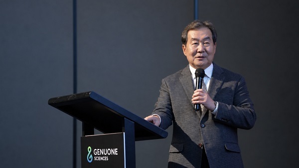 전광현 제뉴원사이언스 대표이사가 ‘2026 제뉴원 고객 초청 행사’에서 2026년 제뉴원사이언스의 주요 성과를 소개하고 내년도 비전을 제시하고 있다. 이미지=제뉴원사이언스